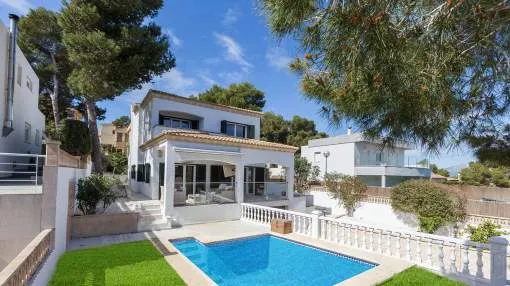 Completely renovated villa with high-end furnishings in residential area close to the port
