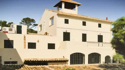 Elegant mansion with guest apartment and cafeteria Elegant mansion with guest apartment and cafeteria