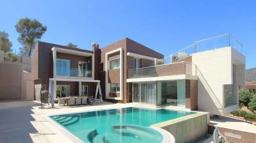 Spacious sea view villa in sought-after centric location Spacious sea view villa in sought-after centric location