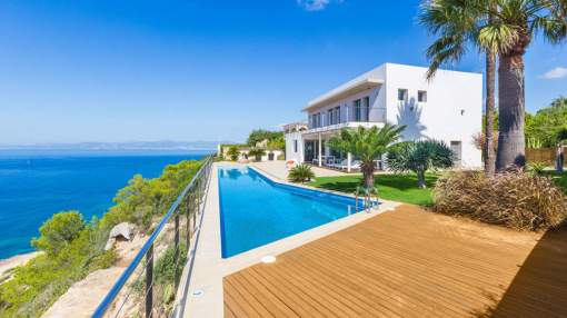 Luxurious contemporary style frontline villa with panoramic views Luxurious contemporary style frontline villa with panoramic views