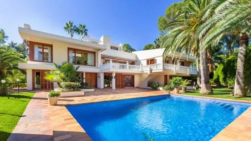 Exclusive villa in excellent location directly on the golf course