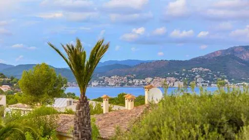 Mediterranean villa on a spacious garden plot close to the harbour