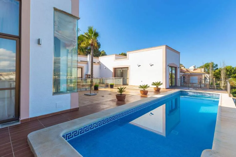 Spacious villa with stunning views in privileged location