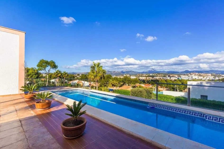 Spacious villa with stunning views in privileged location