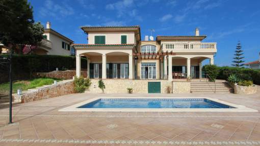 Mediterranean style Villa with a pool in a quiet residential area to rent Mediterranean style Villa with a pool in a quiet residential area to rent