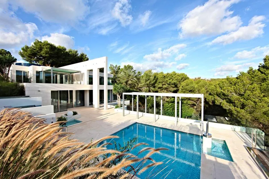 Avant-garde villa in top location with 2 neighbouring plots