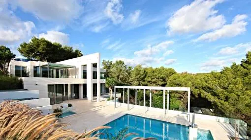 Avant-garde villa in top location with 2 neighbouring plots