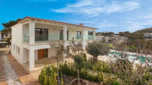 Stunning villa with sea views in excellent location Stunning villa with sea views in excellent location