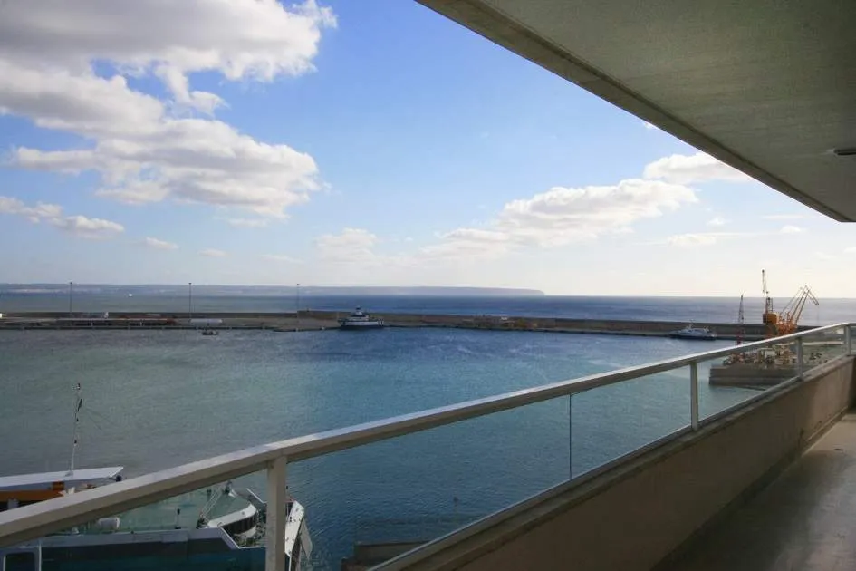 4-bedroom apartment on the Paseo Marítimo with fantastic views for rent