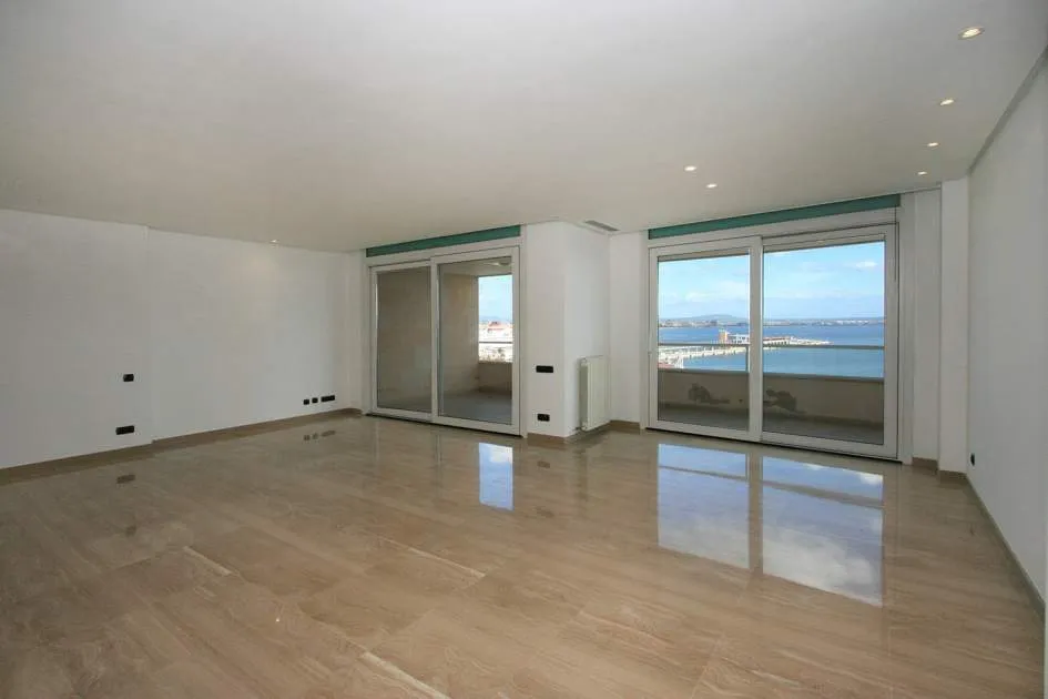4-bedroom apartment on the Paseo Marítimo with fantastic views for rent