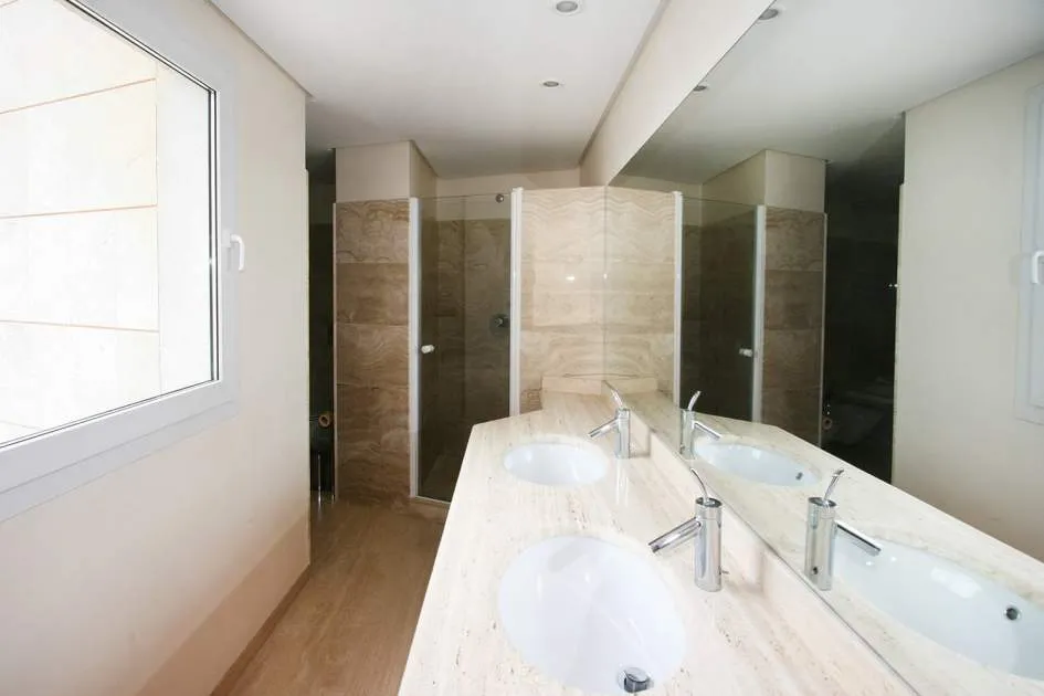 4-bedroom apartment on the Paseo Marítimo with fantastic views for rent