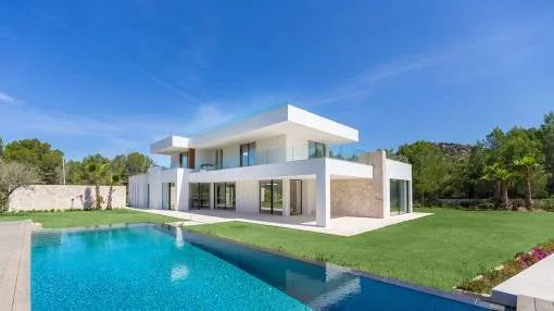 Exceptional new build villa with luxurious interior right at the golf course
