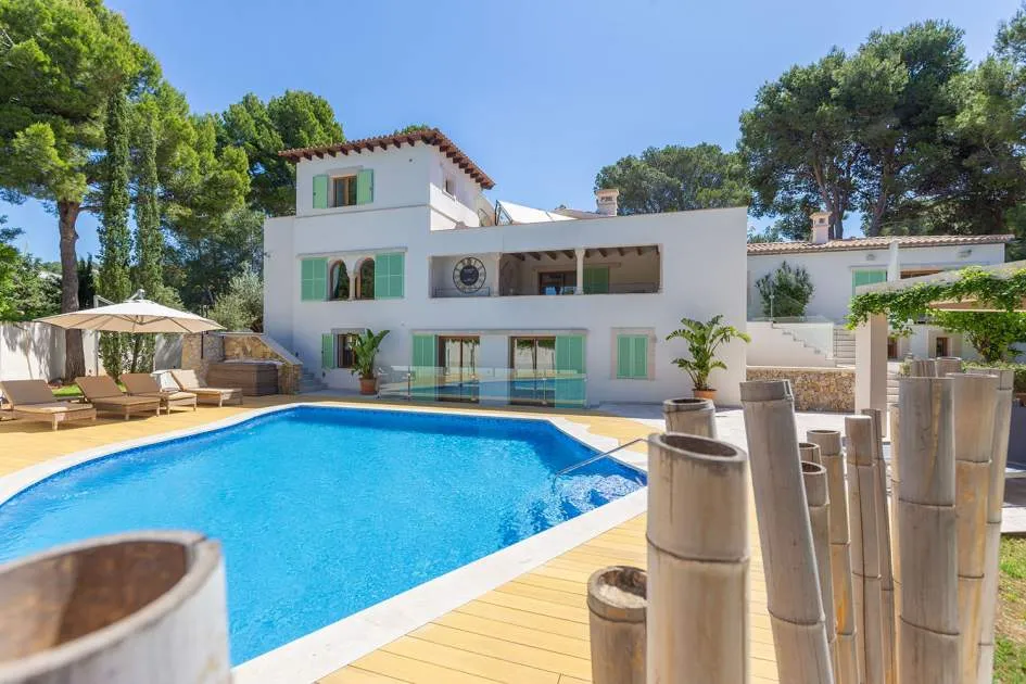 Prestigious refurbished luxury villa close to the harbour and golf course
