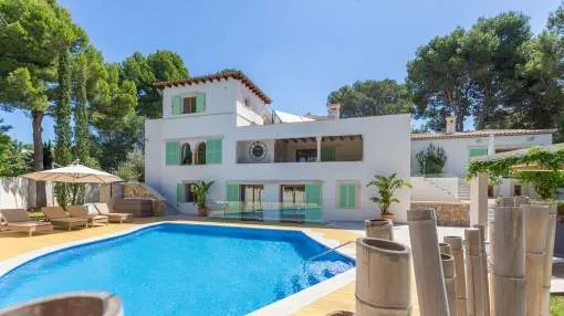 Prestigious refurbished luxury villa close to the harbour and golf course