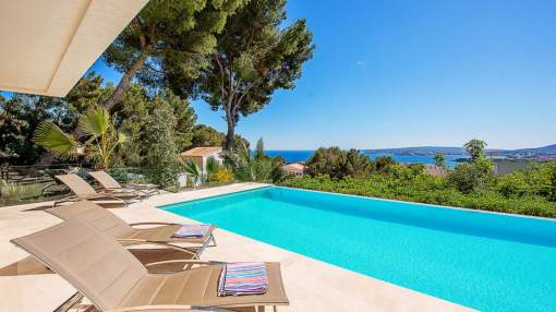 Elegant villa with sensational views and holiday rental license Elegant villa with sensational views and holiday rental license
