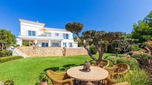 Luxury villa with far-reaching panoramic sea views in top location