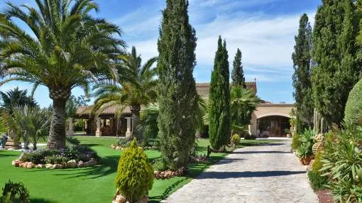 One of a kind finca in an idyllic location on the golf course One of a kind finca in an idyllic location on the golf course