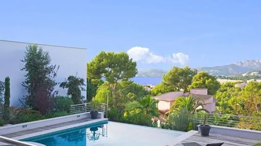 Elegant luxury villa in tranquil neighbourhood close to the centre Elegant luxury villa in tranquil neighbourhood close to the centre