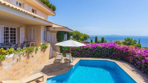Villa with refurbishment project and stunning views in excellent location Villa with refurbishment project and stunning views in excellent location