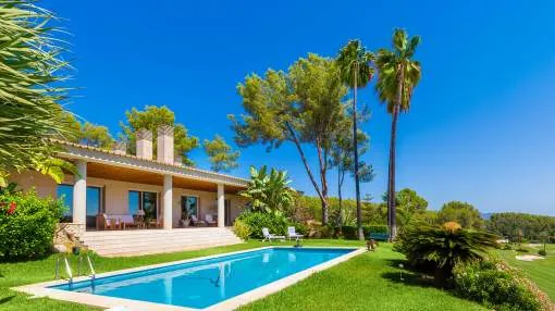 Mediterranean property in excellent location directly on the golf course