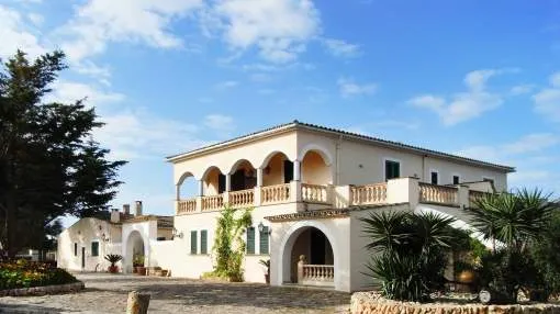 Well-established 9-room country estate on 375,500 m² of land near the golf course
