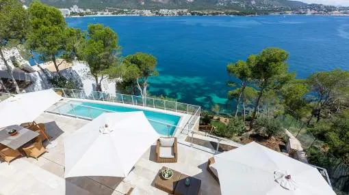 Luxurious frontline villa with stunning views and direct access to the sea