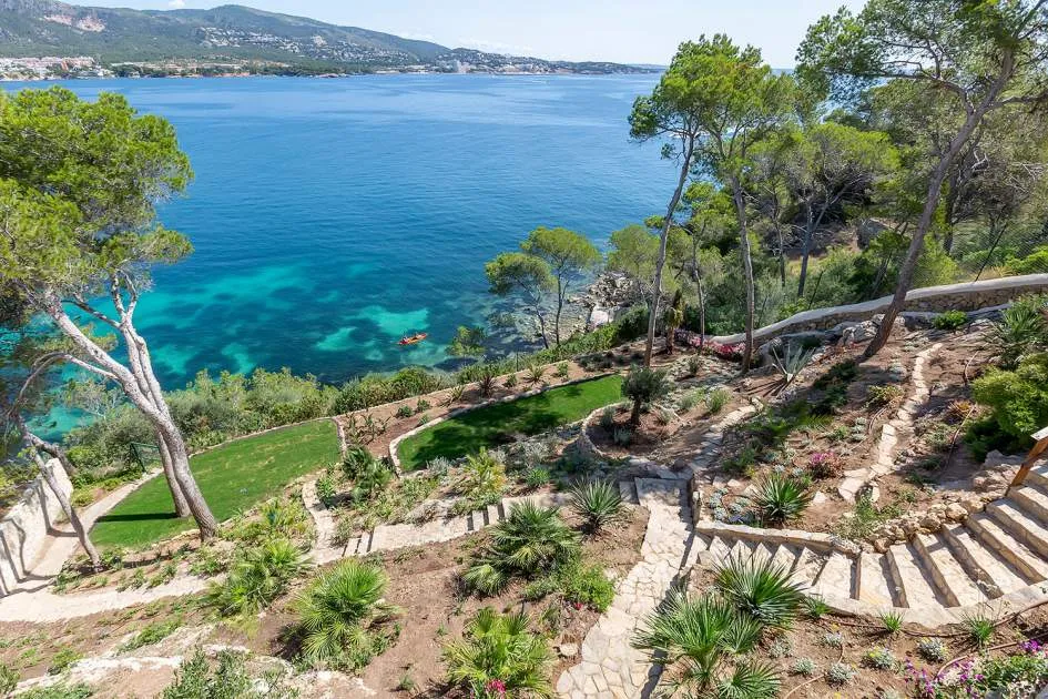 Luxurious frontline villa with stunning views and direct access to the sea