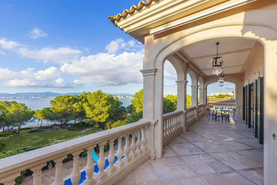 Impressive villa in the first sea line with fantastic panoramic views
