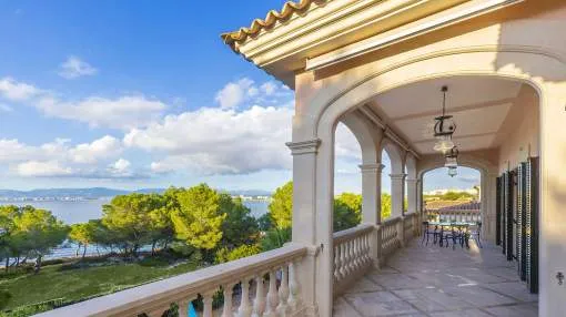 Impressive villa in the first sea line with fantastic panoramic views