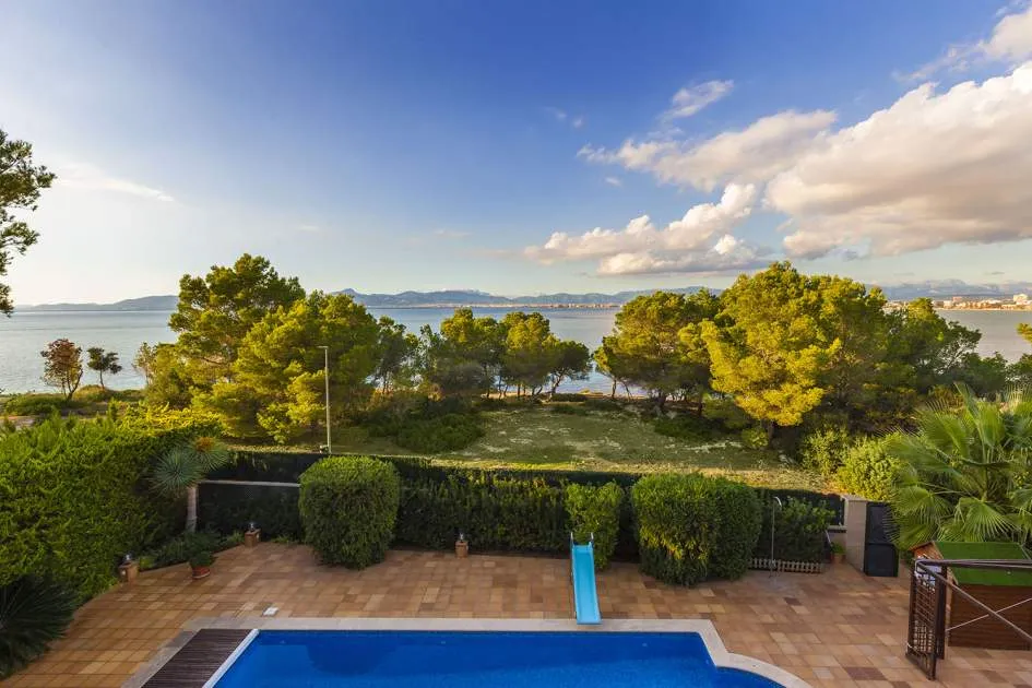 Impressive villa in the first sea line with fantastic panoramic views