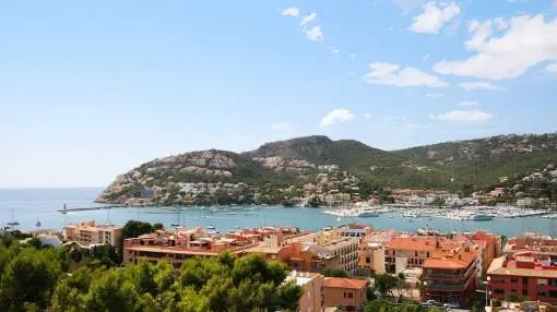 Minimalist city villa with sensational sea and harbour views Minimalist city villa with sensational sea and harbour views