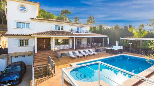 Mediterranean villa with far reaching views in a tranquil neighbourhood Mediterranean villa with far reaching views in a tranquil neighbourhood
