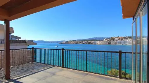 Top floor apartment with magnificent sea views in centric location
