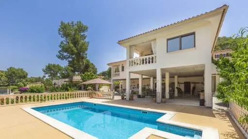 Spacious villa in tranquil villa urbanisation close to the centre