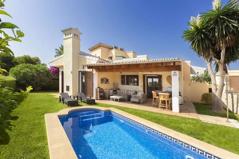 Exclusive house directly on the golf course close to Port Adriano
