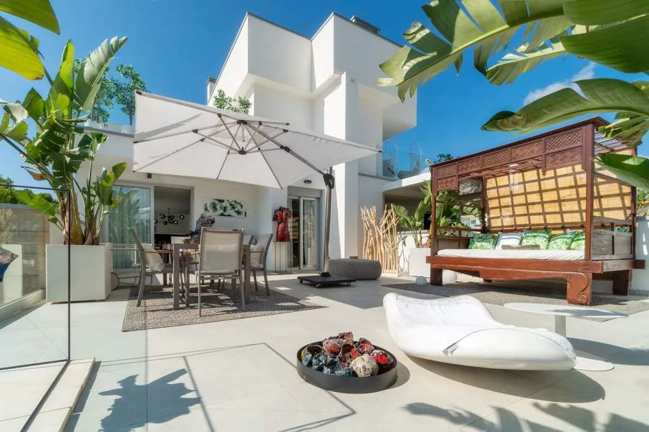 Exclusive residence with large terrace close to the beach