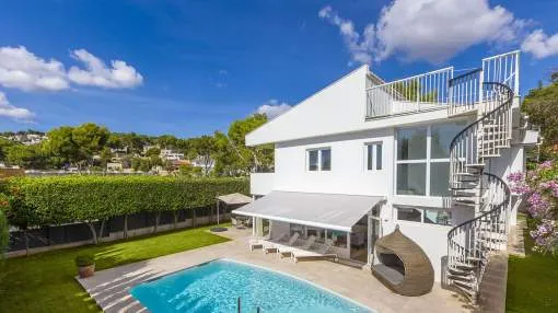 Light-filled villa near the beach and harbour