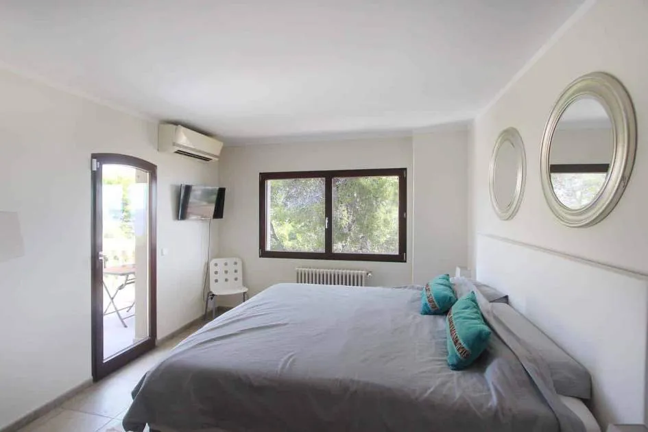 Bright 6-bedroom villa for rent