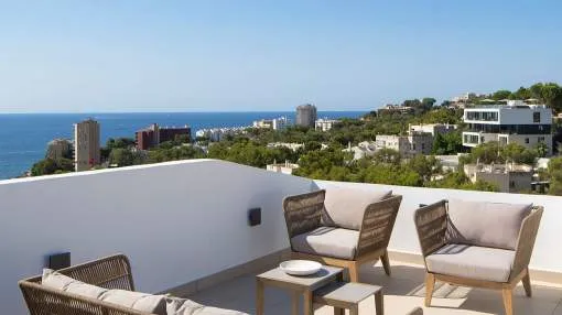 Sunny triplex penthouse with sea views in excellent location