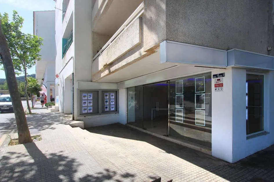 Commercial premises with large shop window in coveted location