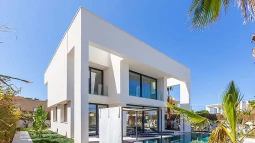 Modern luxury villa close to the beach and the harbor