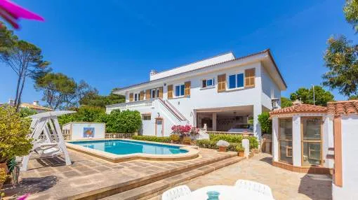 Beautiful Mediterranean villa near the harbour with a lot of potential