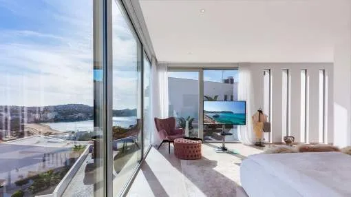 Light-flooded luxury villa with stunning views overlooking the bay