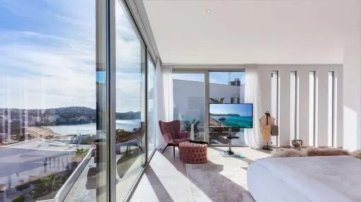 Light-flooded luxury villa with stunning views overlooking the bay Light-flooded luxury villa with stunning views overlooking the bay