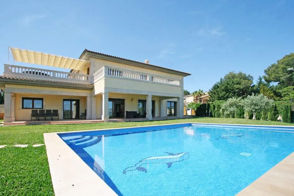 Exclusive villa with sea view near the harbour