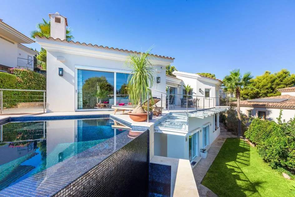 Luxurious sea view villa close to the harbour and golf course