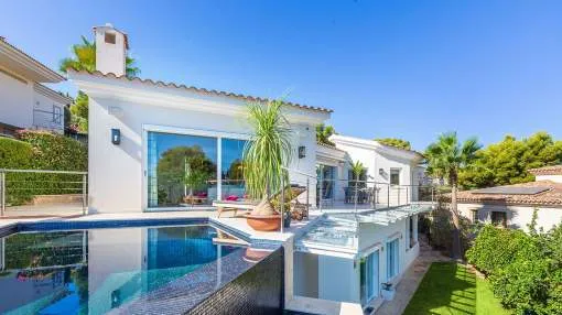 Luxurious sea view villa close to the harbour and golf course