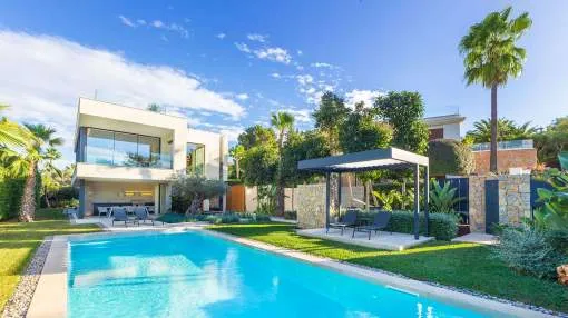 Designer villa with state-of-the-art equipment and sea views Designer villa with state-of-the-art equipment and sea views
