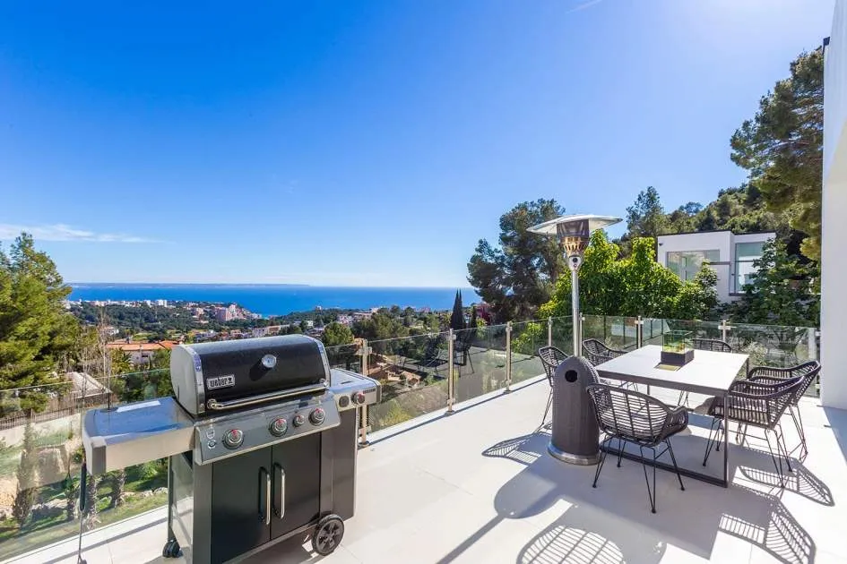 Modern villa with sea view in sought-after suburban location
