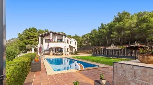 Countryside villa with beautiful panoramic views in idyllic location